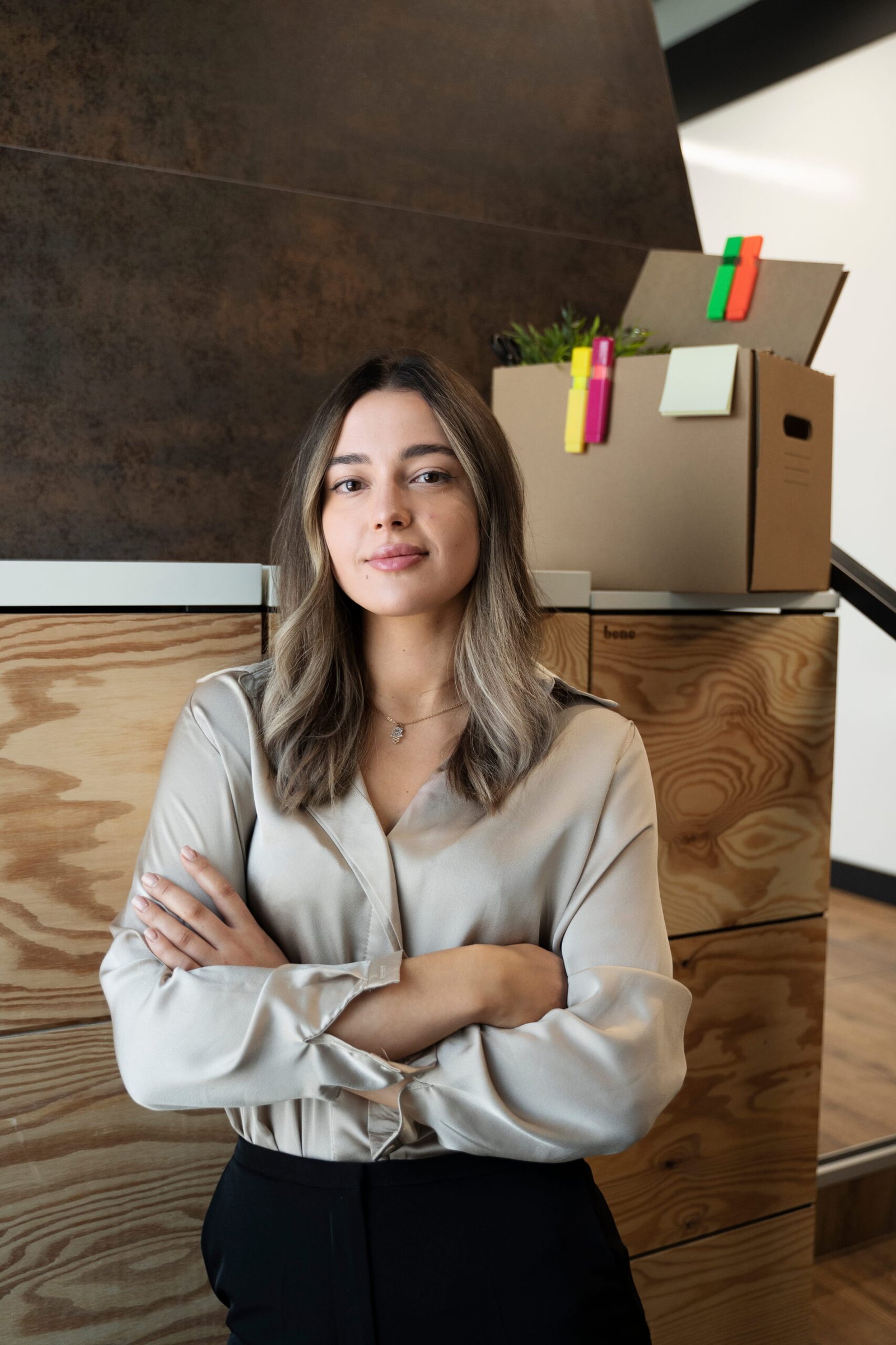 medium-shot-woman-posing-office (1)